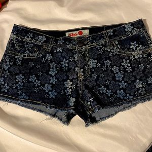 Nwot stretchy floral printed shorty jean shorts